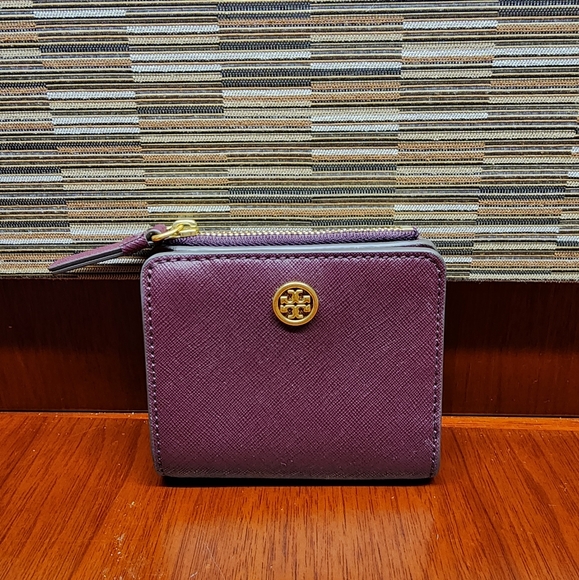Tory Burch Handbags - NWOT Tory Burch Burgundy Robinson Snap Wallet